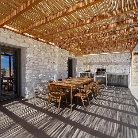 Vila Elevated With Panoramic Sea View